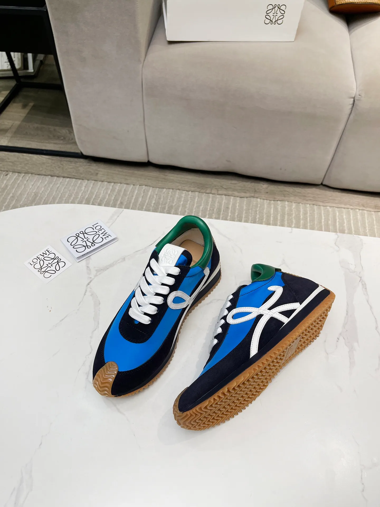 👟👟Ex-factory price 520👟👟 Men's code +10 Women's model: 35--39 (customized code 40 for women), Men's model: 40--44 (customized code 45 for men), 🔥🔥Hot LOEWE 2024 latest inner color block moral training shoes Forrest Gump shoes super good-looking super versatile color block stitching upper Very high-end hidden inner vagina 4cm! The heel has a novel design, is soft and comfortable, and has an exclusive brand logo on the side. It will be rated as the most comfortable sneaker of the year and is a must-have for your shoe cabinet!  The upper is made of special original cowhide + original cloth imported from Australia. The cowhide insole / original private model is exclusively customized with a 1:1 outsole!  Complete set in original packaging.